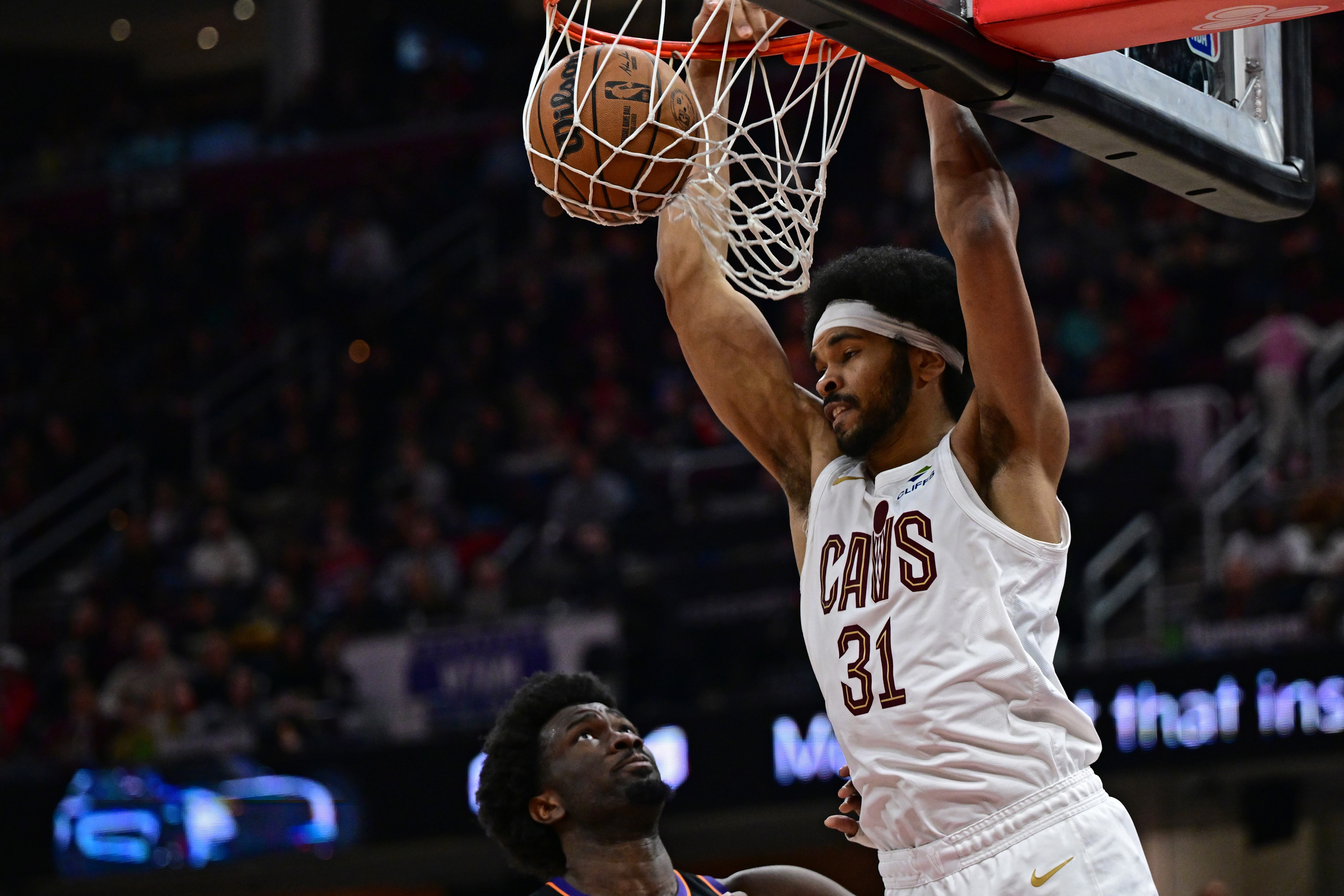 K1体育官网-泰山压顶!米切尔突破送抛传 贾勒特·阿伦垂直上升空接暴扣